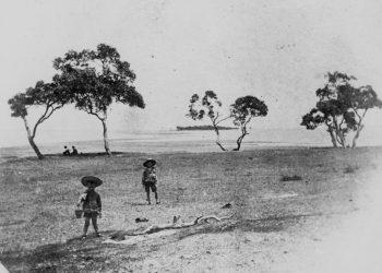 StateLibQld 2 199423 Children playing near the beach at Wellington Point 1890 1900 Πίσω από απλά πράγματα, σχεδόν ανούσια και καθημερινά κρύβεται ένας άλλος μυστικός κόσμος.