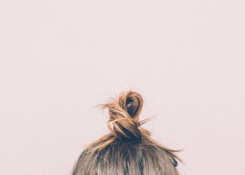 pink hair selfie bun Δεσποινίς ετών 28
