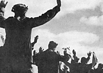 Τρεμπεσίνα, άνοιξη 1941: Ιταλοί στρατιώτες παραδίδονται στους Έλληνες (φωτογρ. Κώστα Μπαλάφα) [Από το ένθετο Επτά Ημέρες της εφημ. Η καθημερινή της 15.9.1996, σ.4]