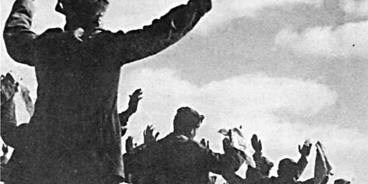 Τρεμπεσίνα, άνοιξη 1941: Ιταλοί στρατιώτες παραδίδονται στους Έλληνες (φωτογρ. Κώστα Μπαλάφα) [Από το ένθετο Επτά Ημέρες της εφημ. Η καθημερινή της 15.9.1996, σ.4]