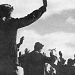 Τρεμπεσίνα, άνοιξη 1941: Ιταλοί στρατιώτες παραδίδονται στους Έλληνες (φωτογρ. Κώστα Μπαλάφα) [Από το ένθετο Επτά Ημέρες της εφημ. Η καθημερινή της 15.9.1996, σ.4]