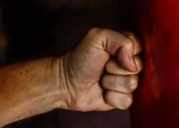 Εσύ, ποιος λες ότι το άξιζε περισσότερο, η αδερφή ή ο βιαστής;