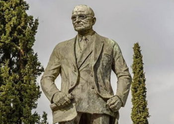 Διάλογος με ένα άγαλμα