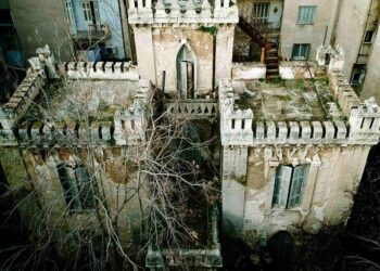 Κάτι τρέχει στην ΚΥΨΕΛΗ εδώ και καιρό: Κοίτα και λίγο πάνω