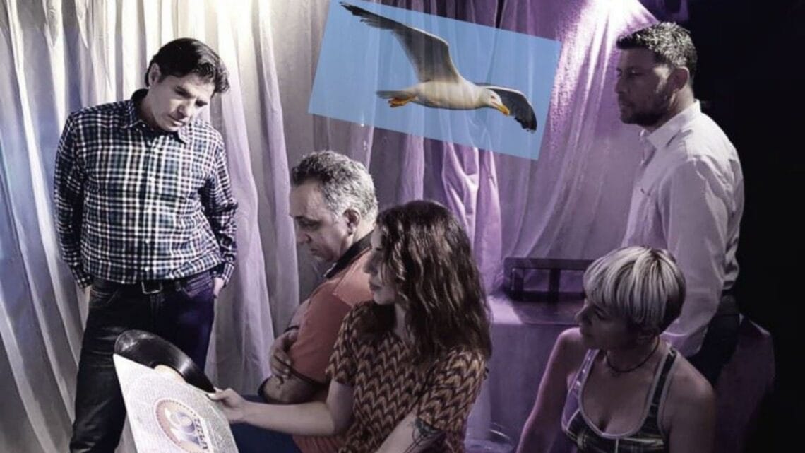2 63 Θεατρίνων Θεατές στο ατμοσφαιρικότατο Studio Κυψέλης
