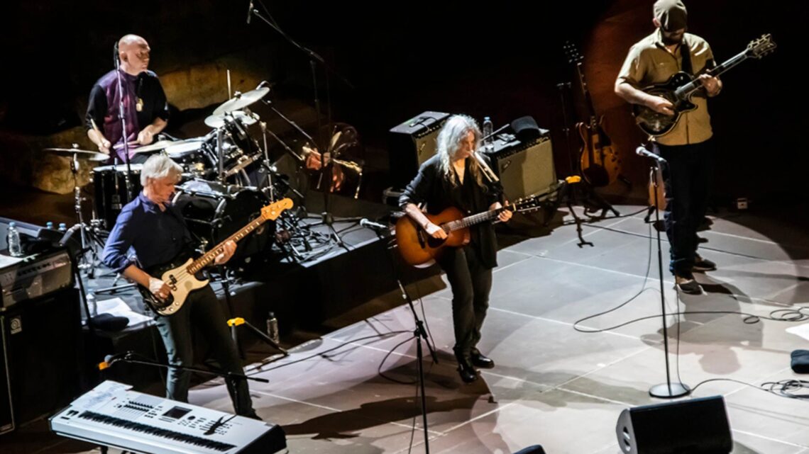 Patti Smith – Ηρώδειο 25-6-22 | «Είμαστε ψυχές καθαγιασμένες» 105 2 56 Patti Smith – Ηρώδειο 25-6-22 | «Είμαστε ψυχές καθαγιασμένες»