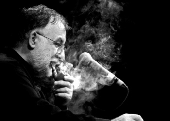Θάνος Μικρούτσικος – Κυνηγώντας την ουτοπία | 16 αναγνώσεις του έργου του