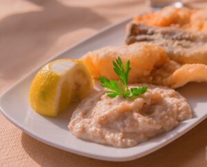 329141210 697635175336925 7823245231560335017 n Για «ψάρι μεζέ» στην «Αυλή» της πόλης