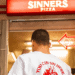 Sinners Pizza. Εδώ η πίτσα δεν έχει ανανά. Δεν τρώγεται διπλωμένη. Και δεν σερβίρεται με μαχαιροπίρουνα