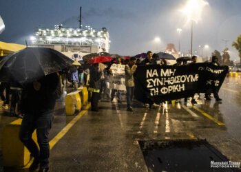 Το λιμάνι του Πειραιά γέμισε λουλούδια