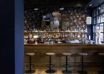 Αγαπήσαμε… την ψαγμένη κάβα του «BAUS BAR»