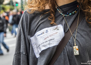 Τέμπη: ένας χρόνος μετά | Σκόρπιες εικόνες από το συλλαλητήριο στο Σύνταγμα