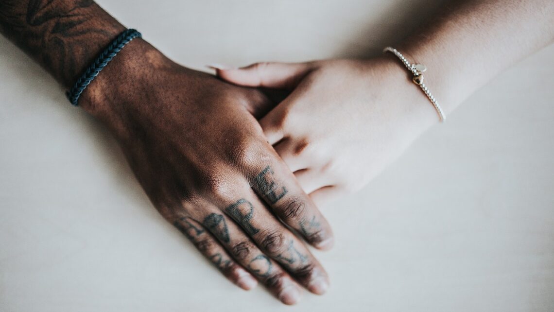 hands 1867428 1280 e1708696733351 Όποιος νιώθει μόνος, να σηκώσει το χέρι