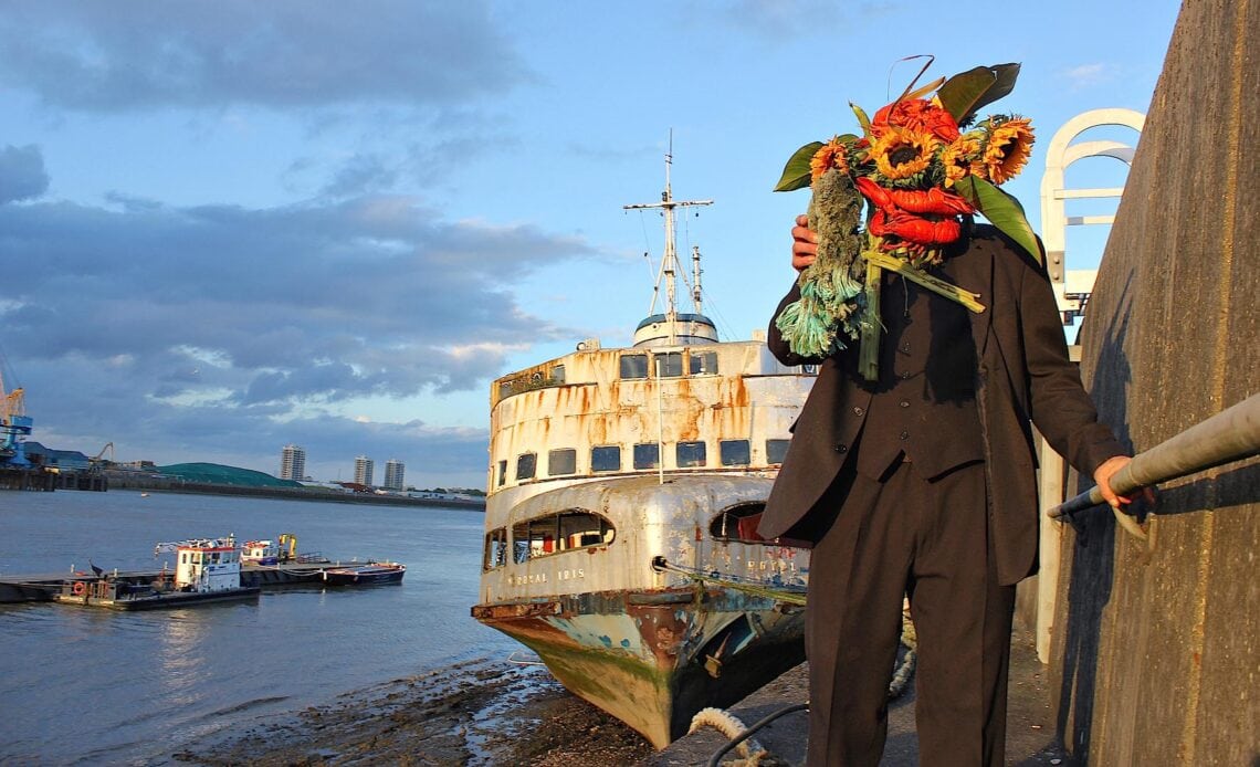 Tsitsopoulos Filippos. Title. Lets go Royal Iris 2016. Perormance playing Tennesse Whiliams tided to the ropes of a Vessel. River Thames. Photo. Sonia Ruth Arias Valtuillle JPG Δημοτικό Θέατρο Πειραιά | «Ας τραγουδήσουμε στο εύθραυστο καράβι της ύπαρξής μας»