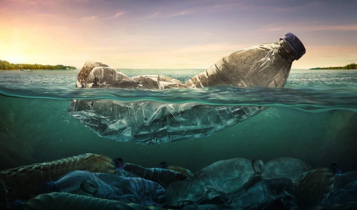 Γενικός Δ/ντής Greenpeace: Το εμφιαλωμένο νερό περιέχει μεγαλύτερη ποσότητα μικροπλαστικών απ’ ότι το νερό της βρύσης 105 shutterstock 1211334679 Γενικός Δ/ντής Greenpeace: Το εμφιαλωμένο νερό περιέχει μεγαλύτερη ποσότητα μικροπλαστικών απ’ ότι το νερό της βρύσης