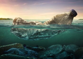 Γενικός Δ/ντής Greenpeace: Το εμφιαλωμένο νερό περιέχει μεγαλύτερη ποσότητα μικροπλαστικών απ’ ότι το νερό της βρύσης
