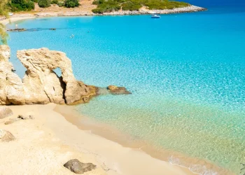 Αυτές είναι οι 5 ελληνικές παραλίες που μπήκαν στις τοπ 10 με τα πιο γαλάζια νερά στον κόσμο
