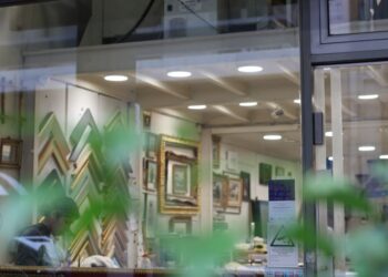 Λυμπεράκης χειροποίητες κορνίζες: Σμιλεύοντας το ξύλο από το 1980