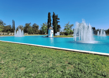 Αυλή: Παρεΐστικη και πολύχρωμη αυλή