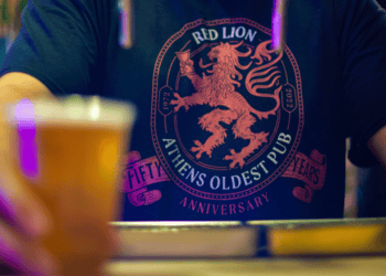 Red Lion: Η κλασική παμπ της Αθήνας έγινε… καλοκαιρινή