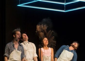 Έπειτα από διεθνή περιοδεία σε 10 χώρες, η «Δημοκρατία του Μπακλαβά» του Ανέστη Αζά επιστρέφει στην Αθήνα για λίγες παραστάσεις