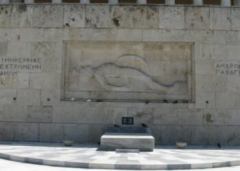 Ψάχνοντας την ταυτότητά μας σώζουμε τους εαυτούς μας