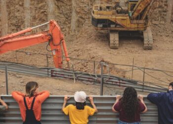 Είδαμε την παράσταση «ΠΡΟΣΟΧΗ: ΕΚΤΕΛΟΥΝΤΑΙ ΕΡΓΑ» στο θέατρο Olvio