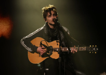 Ο Timothée Chalamet ερμηνεύει σπάνια τραγούδια του Bob Dylan στο Saturday Night Live!