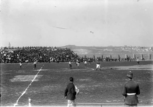 Το κορίτσι που τόλμησε να παίξει μπάλα 107 1911. Parque de Riazor Το κορίτσι που τόλμησε να παίξει μπάλα