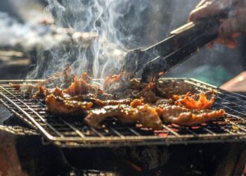 Τσικνοπέμπτη: Το νόημα, η ιστορία και η προέλευση της μυρωδάτης παράδοσης