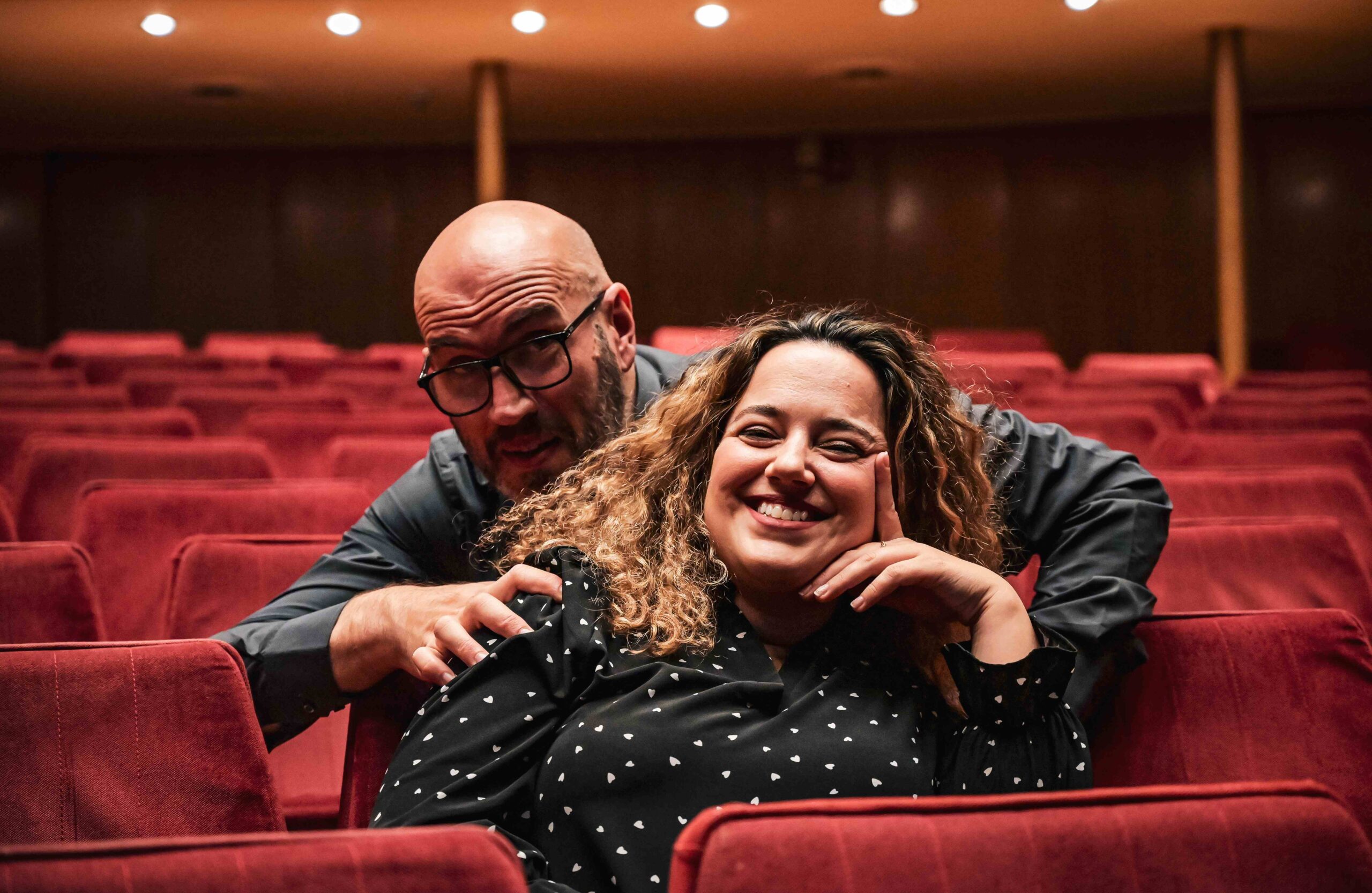 STAND UP SYMPHONY ΔΗΜΟΠΟΥΛΟΣ ΓΙΑΝΝΕΛΟΥ scaled Stand-up Symphony, με τον Δημήτρη Δημόπουλο και τη Φαίδρα Γιαννέλου στο Ολύμπια, Δημοτικό Μουσικό Θέατρο «Μαρία Κάλλας»