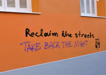 Ανεμοδαρμένη ευτυχία, στα Εξάρχεια