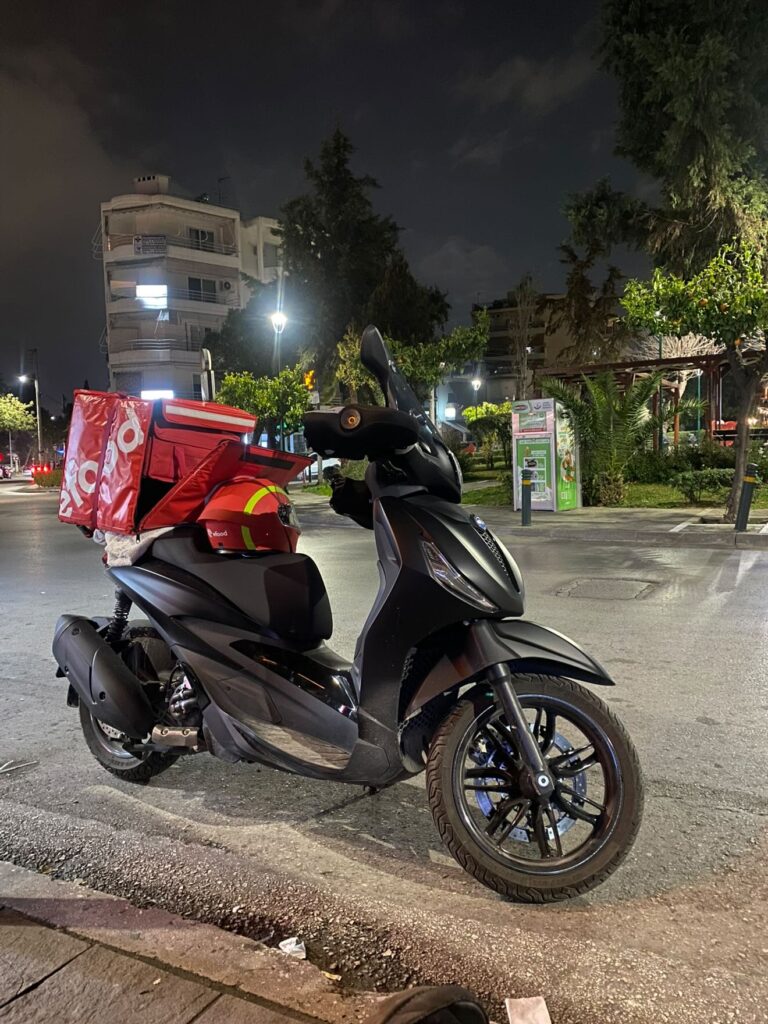 Έχει φύγει το παιδί: Η ΠΟΛΗ ΖΕΙ ανεβαίνει σε παπί 106 EXEIFUGEI2 Έχει φύγει το παιδί: Η ΠΟΛΗ ΖΕΙ ανεβαίνει σε παπί