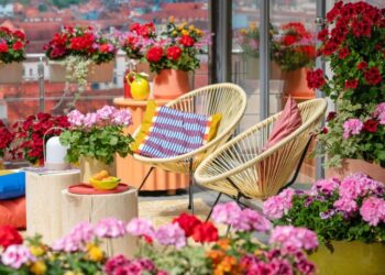 Outdoor living: Πέντε hot τάσεις | Γεράνια, έπιπλα και αξεσουάρ μεταμορφώνουν αυλές, μπαλκόνια και βεράντες σε υπαίθρια living spots