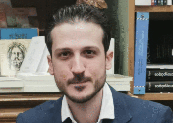 Ο Σταύρος Αναστασόπουλος δεν έχει έρθει από άλλο αιώνα. Το παιάνισμά του μοιάζει χάδι που αναγκαιούμαστε εδώ και τώρα.