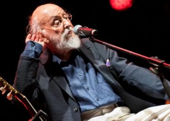 «Γέρος για ροκ μα για τον θάνατο παιδάκι ακόμα»: Η μαγεία που ζήσαμε στη Μαλακάσα με τον Διονύση Σαββόπουλο