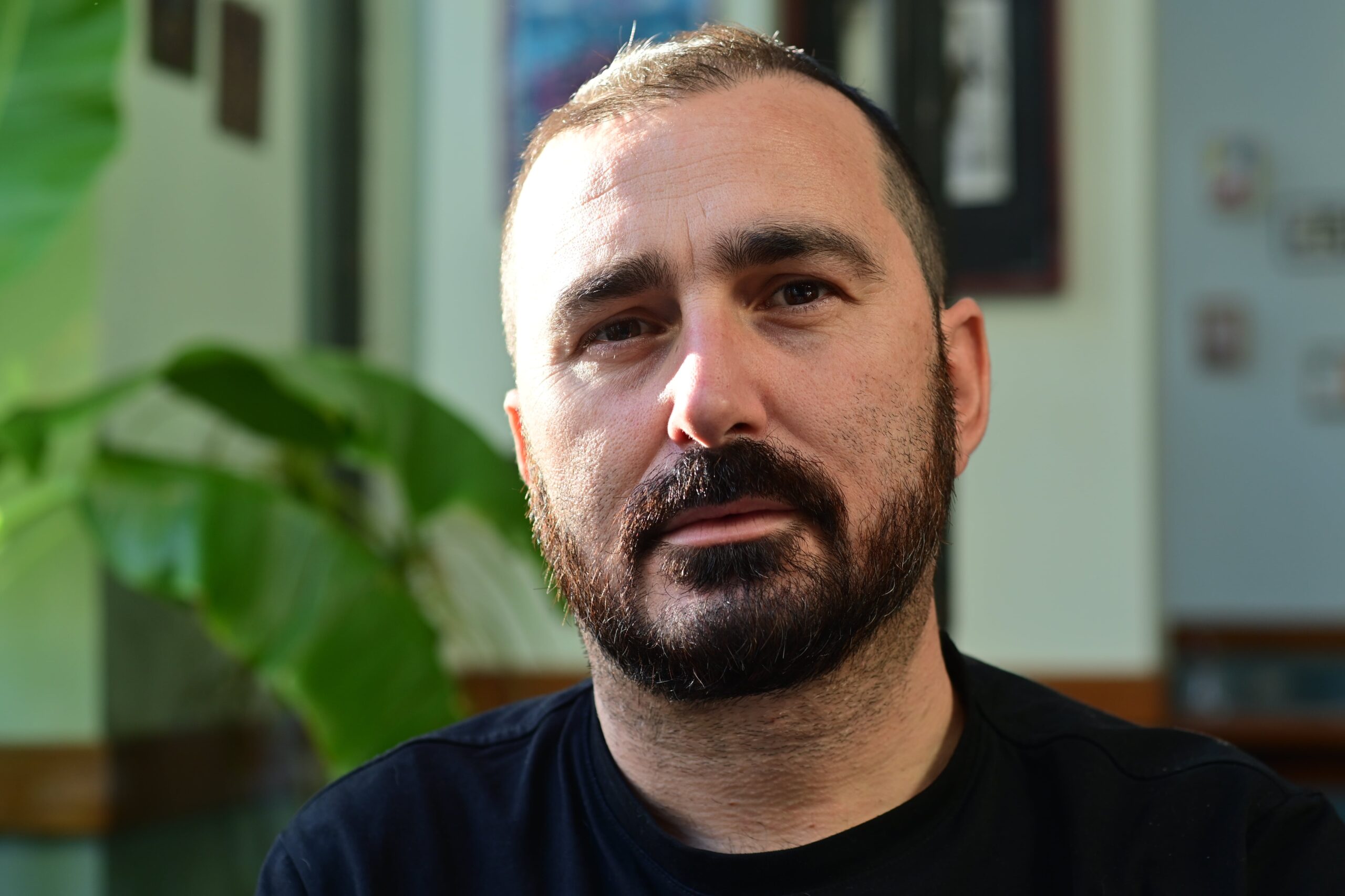Βασίλης Οικονόμου min scaled Το ΘΕΑΜΑ αλλάζει το τοπίο: όταν το θέατρο γίνεται χώρος ισότητας και συνύπαρξης