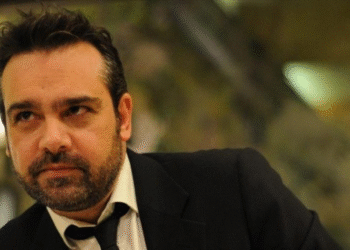 H φωνή ως σκέψη: Ο Μάνος Λαμπράκης γράφει για τον Δώρο Δημοσθένους