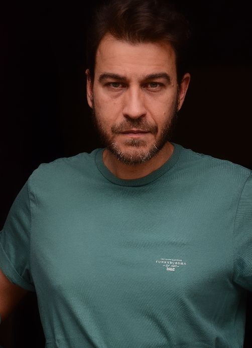 Το τραύμα στη σκηνή και το φως της ανακάλυψης: Ο Τάσος Καρακύκλας για τα ‘Πιρούνια σε ακριβά σπορτέξ’ 106 1000009081 Το τραύμα στη σκηνή και το φως της ανακάλυψης: Ο Τάσος Καρακύκλας για τα ‘Πιρούνια σε ακριβά σπορτέξ’
