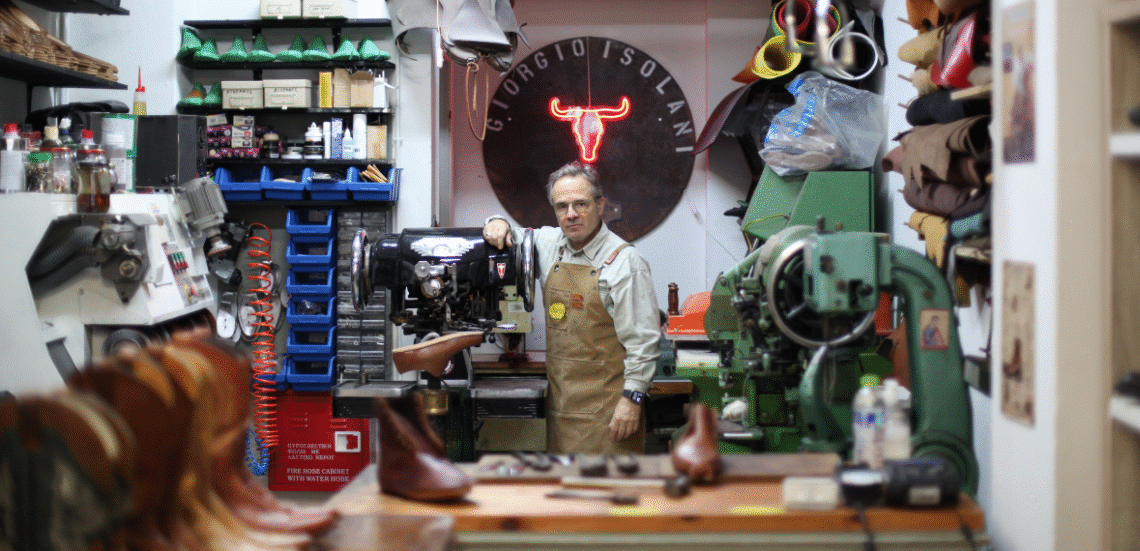 123 Anywhere St. Any City2 7 Shoemaker: Όταν όλα περνούν απ’ το χέρι του