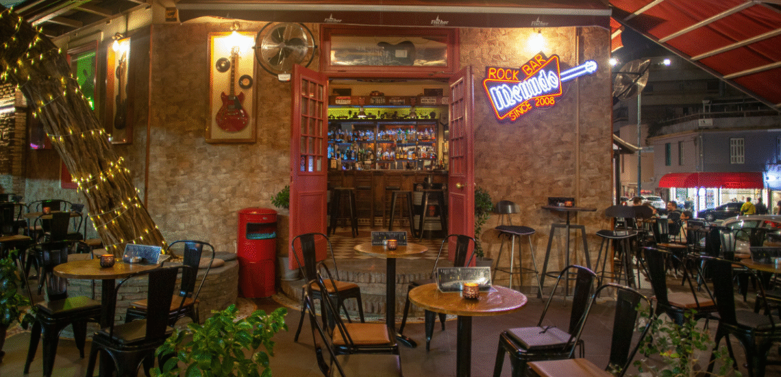 123 Anywhere St. Any City2 8 Το Rock Menudo Bar είναι ένα γνήσιο rock n roll στέκι