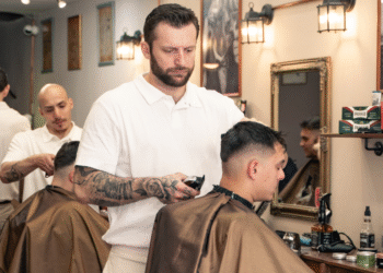 Peaky Barbers: Το μέρος που πας για κούρεμα και φεύγεις φίλος
