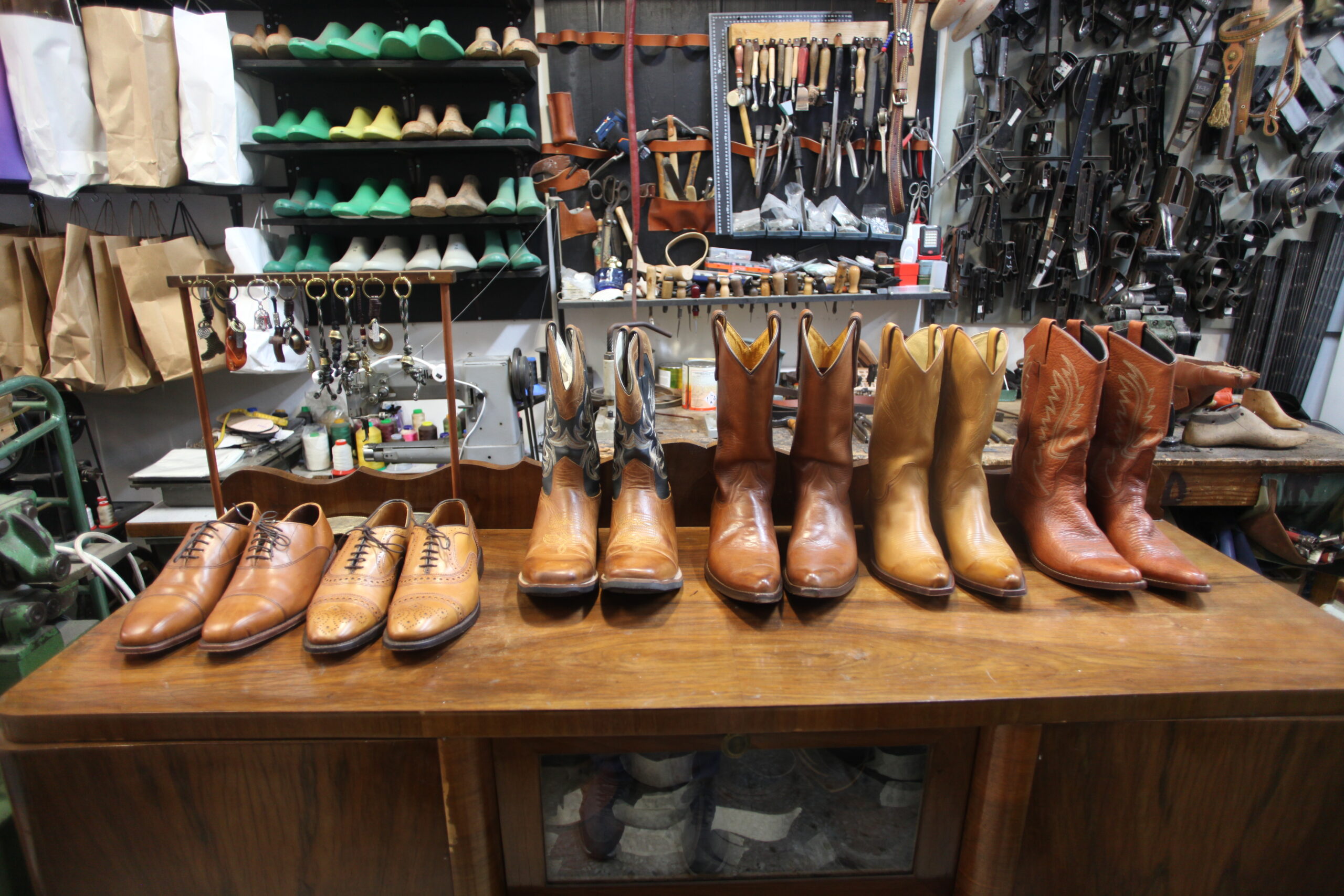 IMG 2751 scaled Shoemaker: Όταν όλα περνούν απ’ το χέρι του