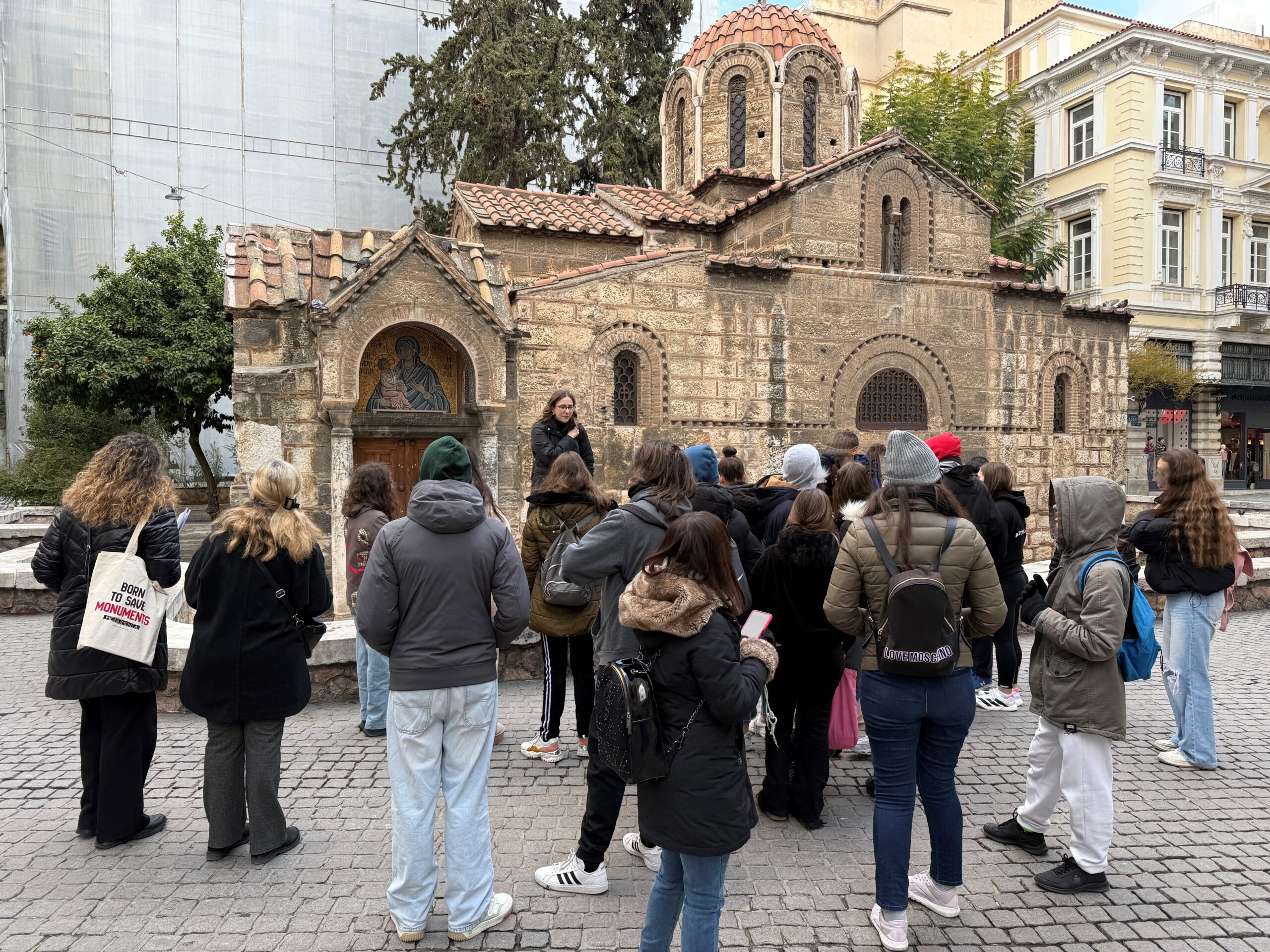 Μαθητές σε ξενάγηση στην Αθήνα scaled Ειρήνη Γρατσία: «Τα κτήρια είναι σαν τους φίλους, όσο τα γνωρίζεις τόσο τα αγαπάς»