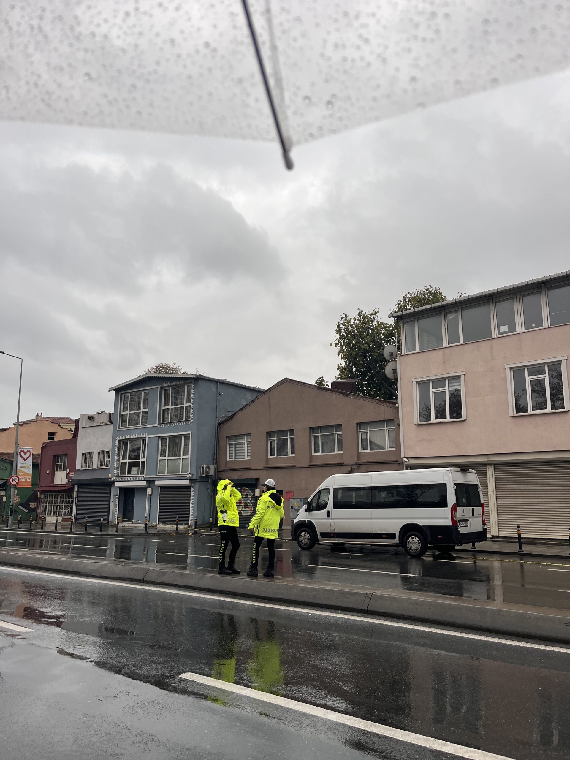 Η Πόλη Ζει πάει στην Πόλη που ζει 109 ΚΛΕΙΣΤΟΙ ΔΡΟΜΟΙ scaled Η Πόλη Ζει πάει στην Πόλη που ζει