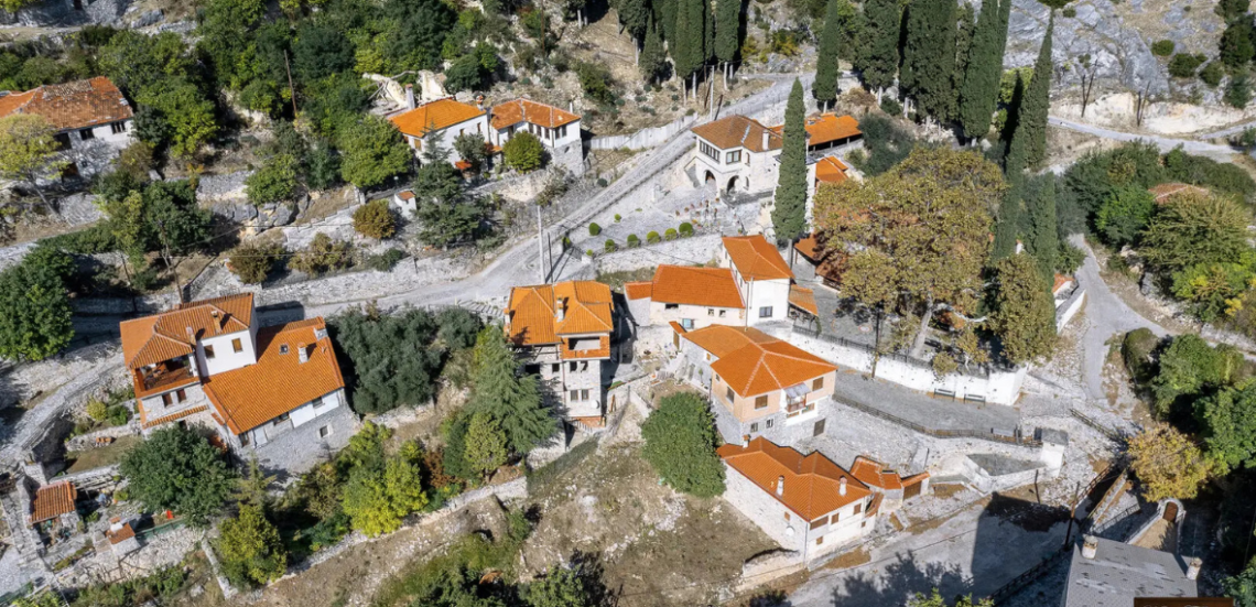 123 Anywhere St. Any City2 Χιονοχώρι: Το πανέμορφο πέτρινο χωριό των Σερρών, που το κατοικούν… γάτες!