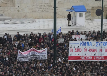 Τρία χρόνια μετά: όταν η ιστορία γράφεται μεταξύ άμβωνος και αγχόνης