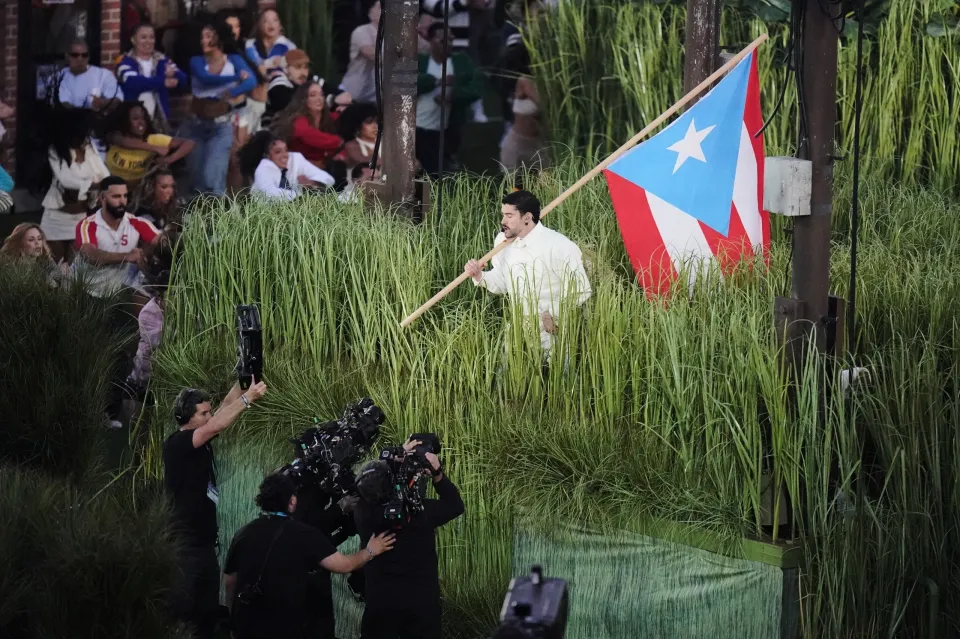 ap26040268594607 Καθηλωτική εμφάνιση για τον Bad Bunny στο Super Bowl - Ωδή στη γενέτειρά του το Πουέρτο Ρίκο