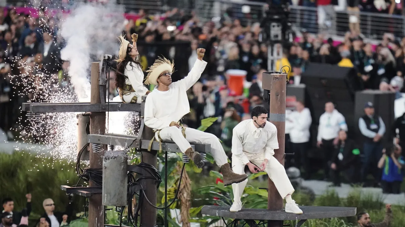 daaf4c76 ap26040269553233 Καθηλωτική εμφάνιση για τον Bad Bunny στο Super Bowl - Ωδή στη γενέτειρά του το Πουέρτο Ρίκο