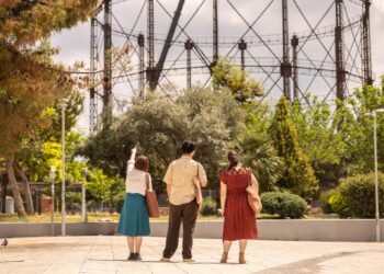 Επόμενη Στάση: Γκαζοχώρι – Μια Θεατρική Βόλτα στην «Αθέατη» Ιστορία της Αθήνας